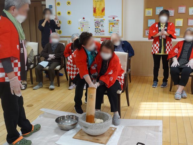 スタッフ活動支援中 健康祈願祭 笑顔で利用者の方の支援をするスタッフ。チームワークで介護の質を高めています。