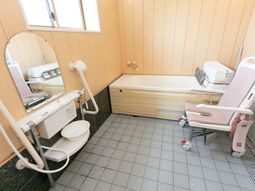 バリアフリー設計の浴室