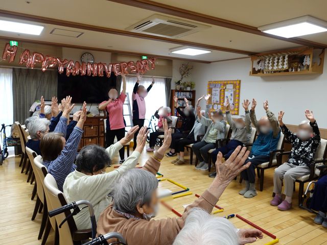 活気あるレクリエーション 心の健康 明るく温かな雰囲気の中で、ご入居者様の楽しい日々をサポートするやりがいのある職場です。