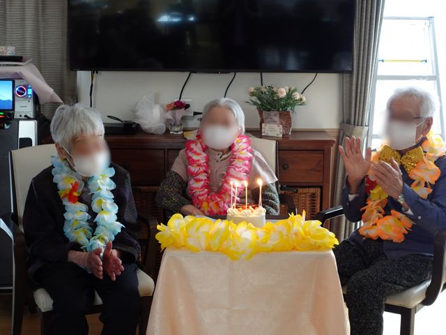 笑顔溢れる居室 お誕生日会 心温まる居室での生活支援。あなたの笑顔と手厚いケアで、入居者の大切な一日を彩りませんか。