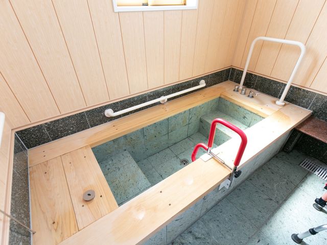 安全設計の入浴助け 浴槽 安全に配慮された浴室環境で、入居者様のサポートを行っていただきます。充実した職場です。