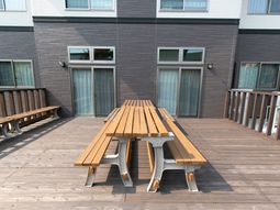 中庭の木製ベンチ