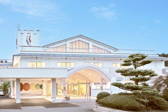 青空の建物外観