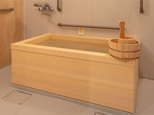 手すり付きのモダンな浴槽