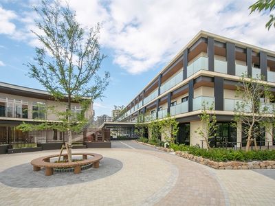 緑あふれるモダンな建物