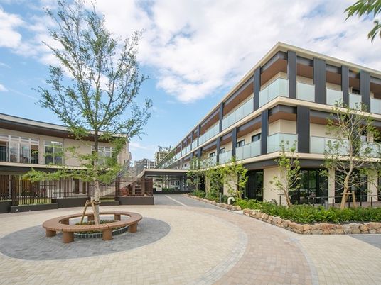 緑あふれるモダンな建物