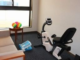 リハビリ用具とソファの部屋
