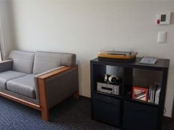 リビングのソファと棚