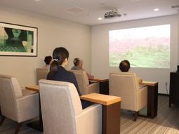利用者が映画を見る様子