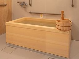 木製の清潔な浴室