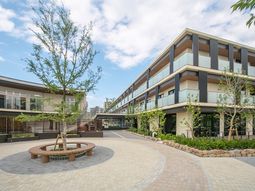 モダンな建物の中庭