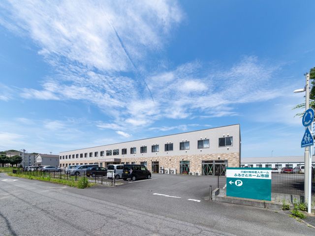 介護用有料老人ホーム外観 外観   青空の下に建つ2階建ての建物です。駐車場が広く、来訪時の動線も見やすいです。