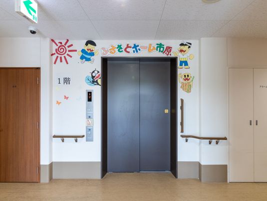 装飾されたエレベーター前の廊下  