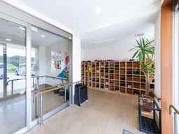 明るいエントランスと靴箱  
