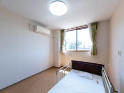 明るい個室のベッド  