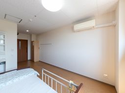 ベッドのある居室  
