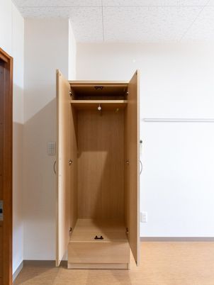 木製クローゼットのある居室  