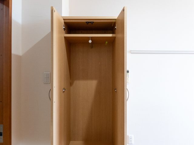 木製クローゼットのある居室 居室   明るい居室に、収納力のある木製クローゼットが備わっています。落ち着いた雰囲気で、就業時の環境をイメージしやすい空間です。