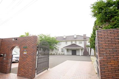 明るい門と建物