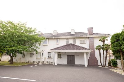 白い建物の外観