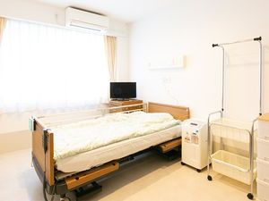 明るい個室の居室  