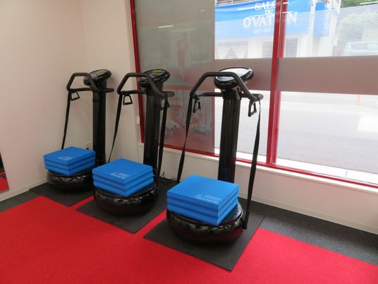 機能訓練機器が並ぶ室内  