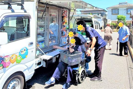 車から商品を選ぶ人々