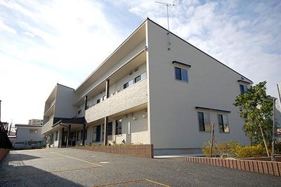 広々した建物外観