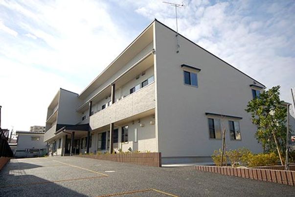 広々した建物外観