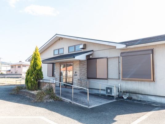 シンプルな建物の外観