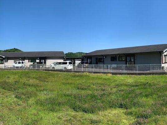 建物を望む外観  