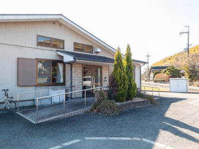 自然に囲まれた外観