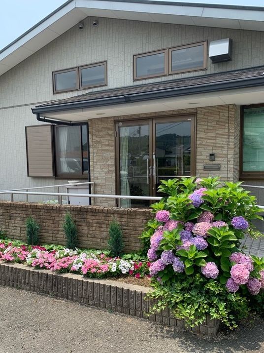 施設の外観と花壇