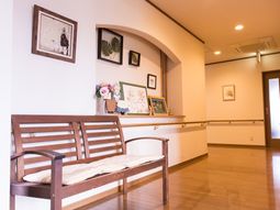 廊下に置かれたベンチ