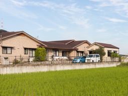 落ち着いた色合いの外観