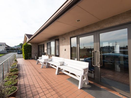 明るい居室の外のテラス