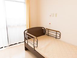 明るい居室のベッド