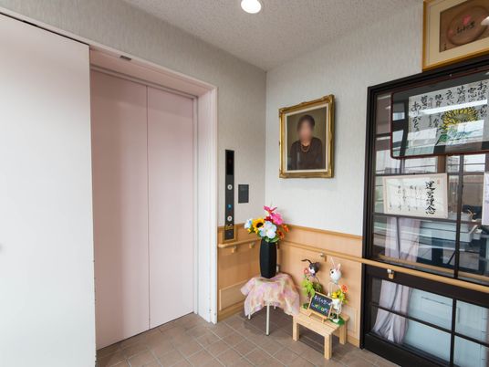 エレベーター前の明るい空間