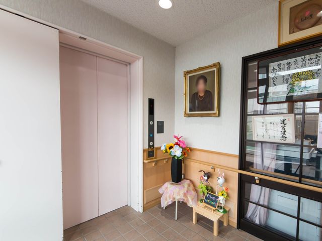 エレベーター前の明るい空間