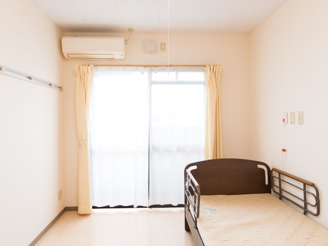 清潔な個室の居室 居室 ゆとりある空間と清潔感のある個室で、安心して新生活をスタートできます。窓からは自然光が差し込み、明るい雰囲気を演出しています。