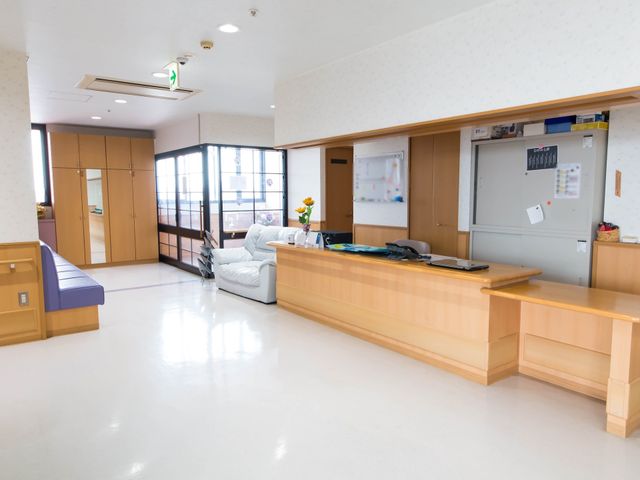 明るく広々とした居室 玄関ホール 広々とした空間には、心地よい日差しが差し込む居室があります。ソファでのくつろぎの時間も過ごせる暖かな環境です。