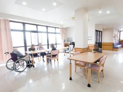 明るいラウンジの様子