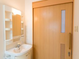 清潔な洗面台と室内ドア