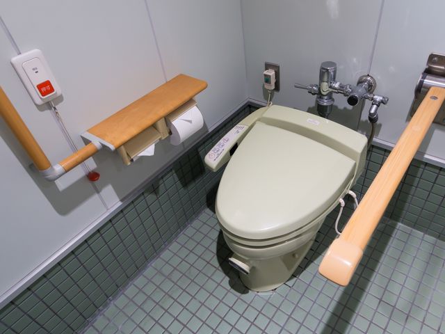 バリアフリー設計のトイレ トイレ サポートバーが設置されたトイレは、さまざまなニーズに対応し、ご利用者様の安全と便利さを考慮しています。