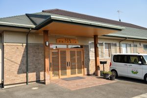 明るい施設のエントランス