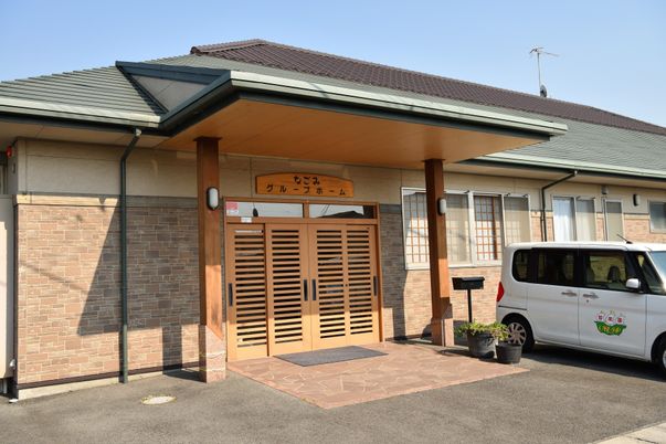 明るい施設のエントランス