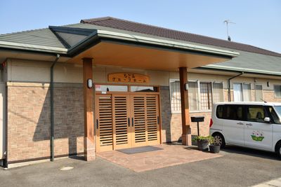 明るい施設のエントランス