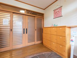 明るい印象のエントランス
