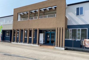 モダンな建物のエントランス