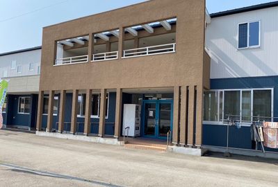 モダンな建物のエントランス